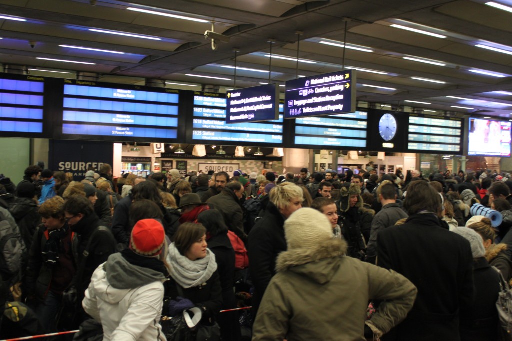 Hall de la gare de St pancrace à Londres le 20 décembre vers 17h00. Déjà la cohue